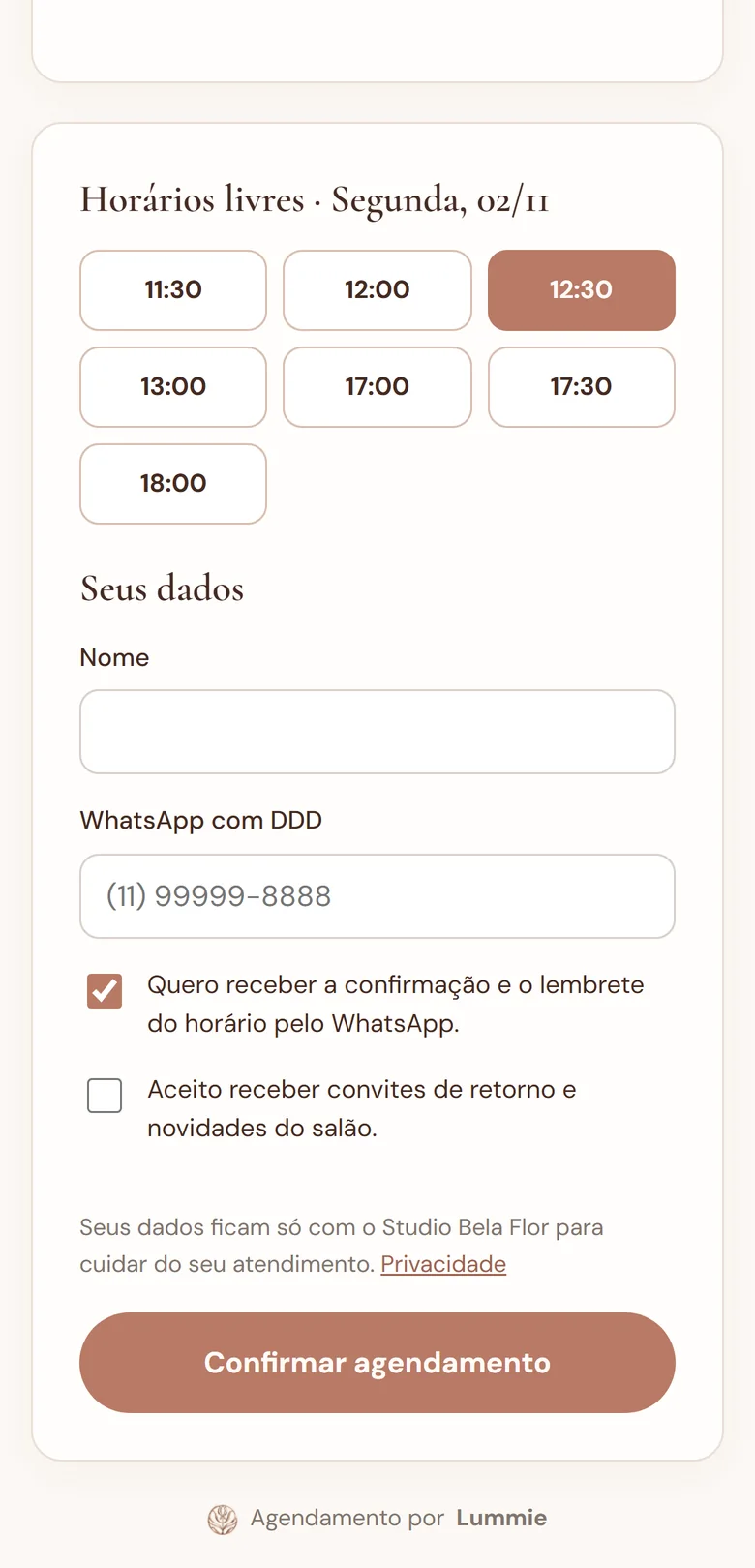 Cliente escolhendo um horário livre no agendamento online, pelo celular